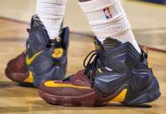 詹姆斯上脚渐变配色 lebron 13 “cavs” pe